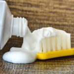 8+ cách trị mụn bằng kem đánh răng đang được dùng nhiều nhất