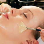 Nặn mụn xong có nên bôi mật ong không? Giải đáp chuẩn nhất