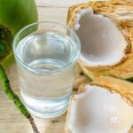 Bị mụn có nên uống nước dừa không? Nên uống như thế nào?