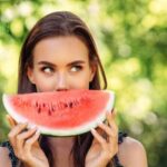 Ăn dưa hấu có nổi mụn không? Cần lưu ý gì khi ăn?