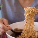 Ăn mì tôm có nổi mụn không? Cách ăn mì không bị mọc mụn!