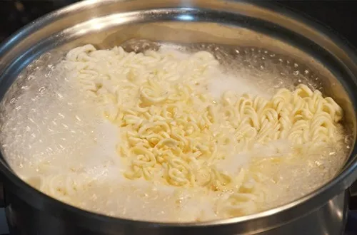tại sao ăn mì tôm lại nổi mụn