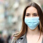 Đeo khẩu trang bị mụn phải làm sao? Cách đeo không gây mụn!