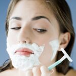 Da mụn có nên cạo lông mặt không? Cách cạo không bị lên mụn!